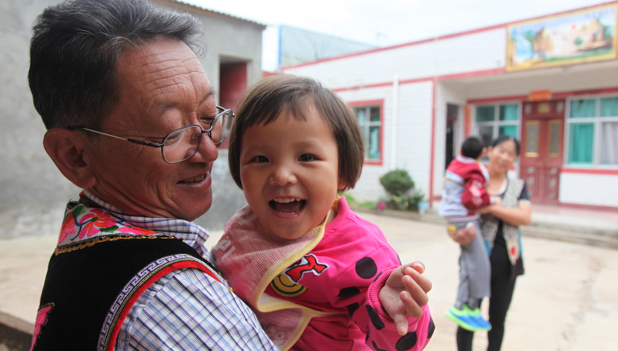 Orphans into foster families in China